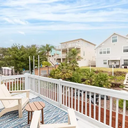 4Br House, 2 Blocks From The Beach